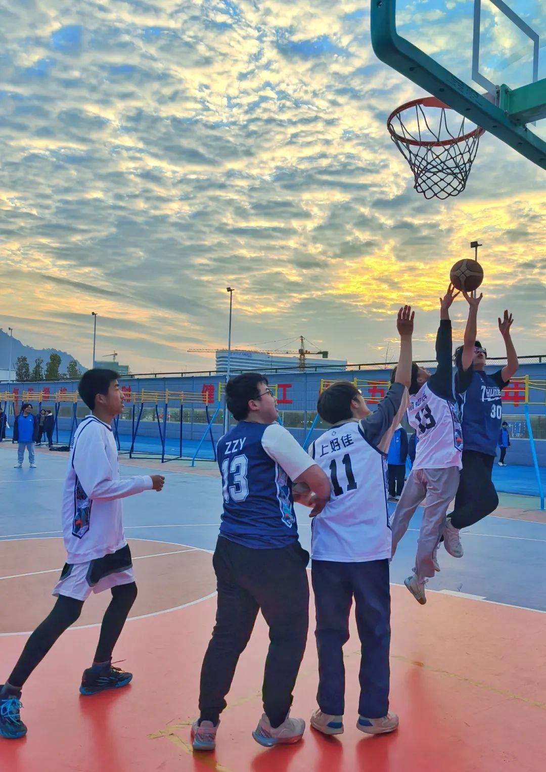 篮球战术演练实地进行，集体配合默契