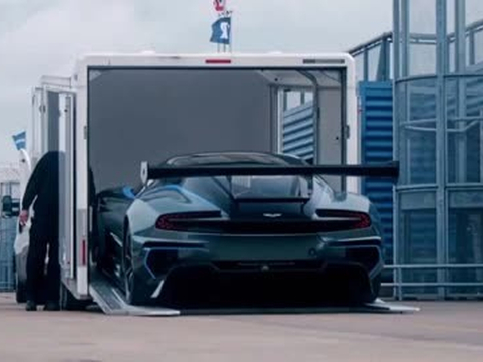 关于阿斯顿马丁力克迈凯伦，塞恩斯扛起全队的信息